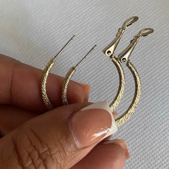 Vintage 80s/90s Gold Tone Hoop Earrings Textured Glitter Finish 1in Latch Back - Picture 12 of 17